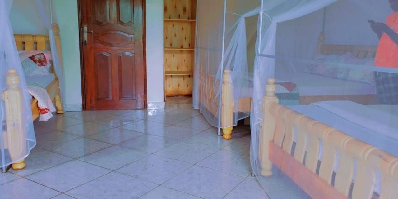 La Feve Beach Bed And Breakfast Hotel Ентебе Екстериор снимка