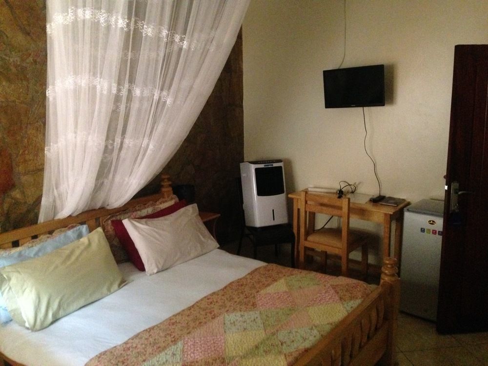 La Feve Beach Bed And Breakfast Hotel Ентебе Екстериор снимка