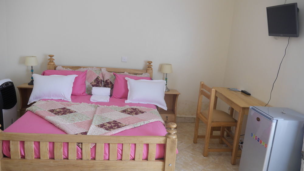 La Feve Beach Bed And Breakfast Hotel Ентебе Екстериор снимка