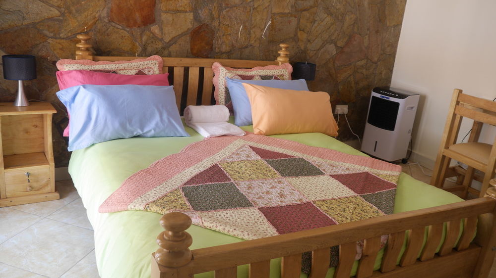 La Feve Beach Bed And Breakfast Hotel Ентебе Екстериор снимка