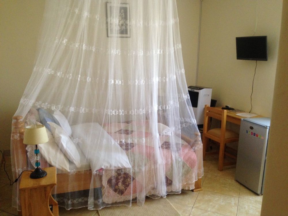 La Feve Beach Bed And Breakfast Hotel Ентебе Екстериор снимка