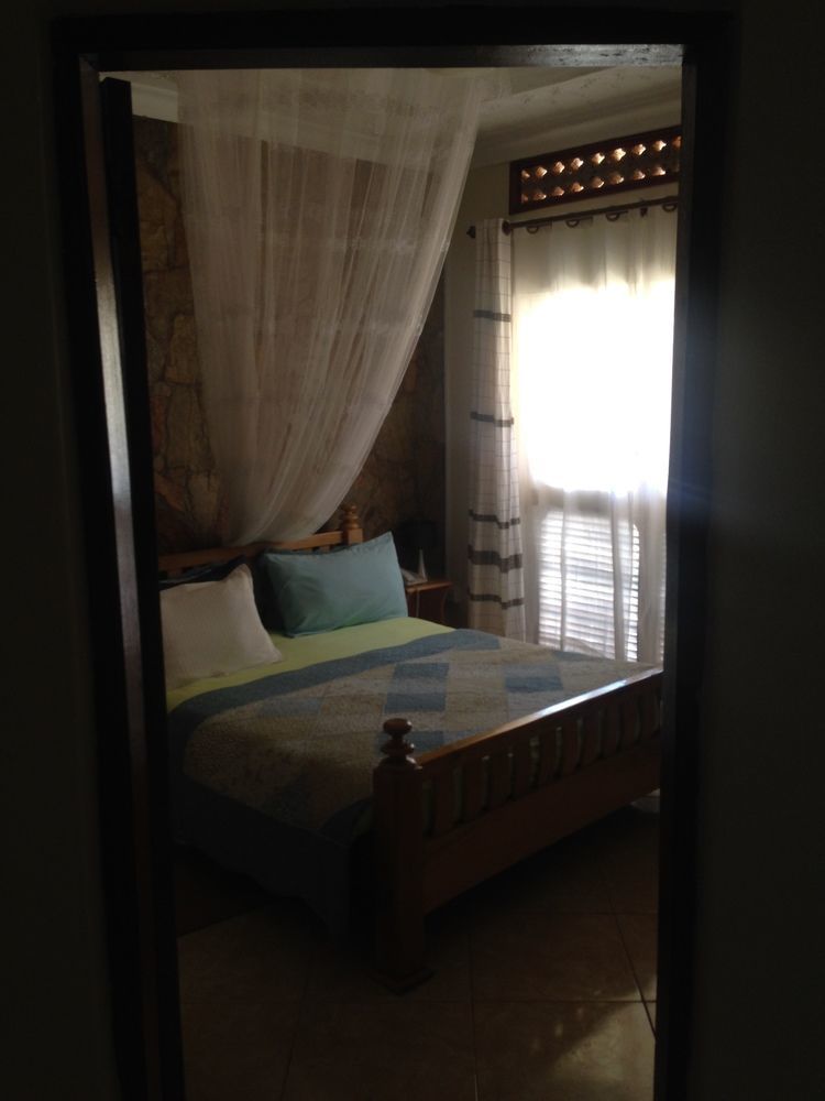 La Feve Beach Bed And Breakfast Hotel Ентебе Екстериор снимка