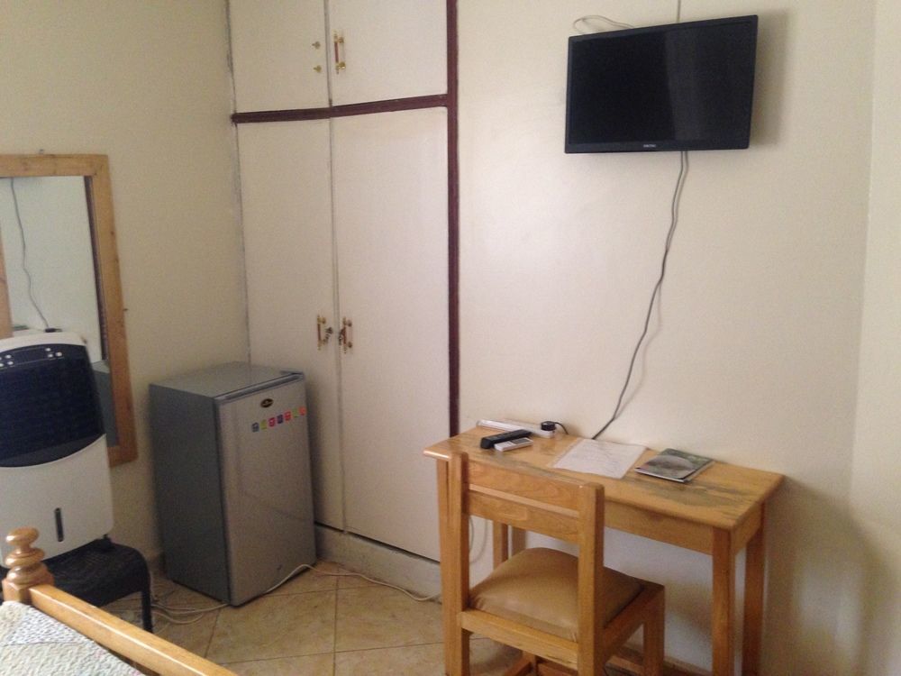 La Feve Beach Bed And Breakfast Hotel Ентебе Екстериор снимка
